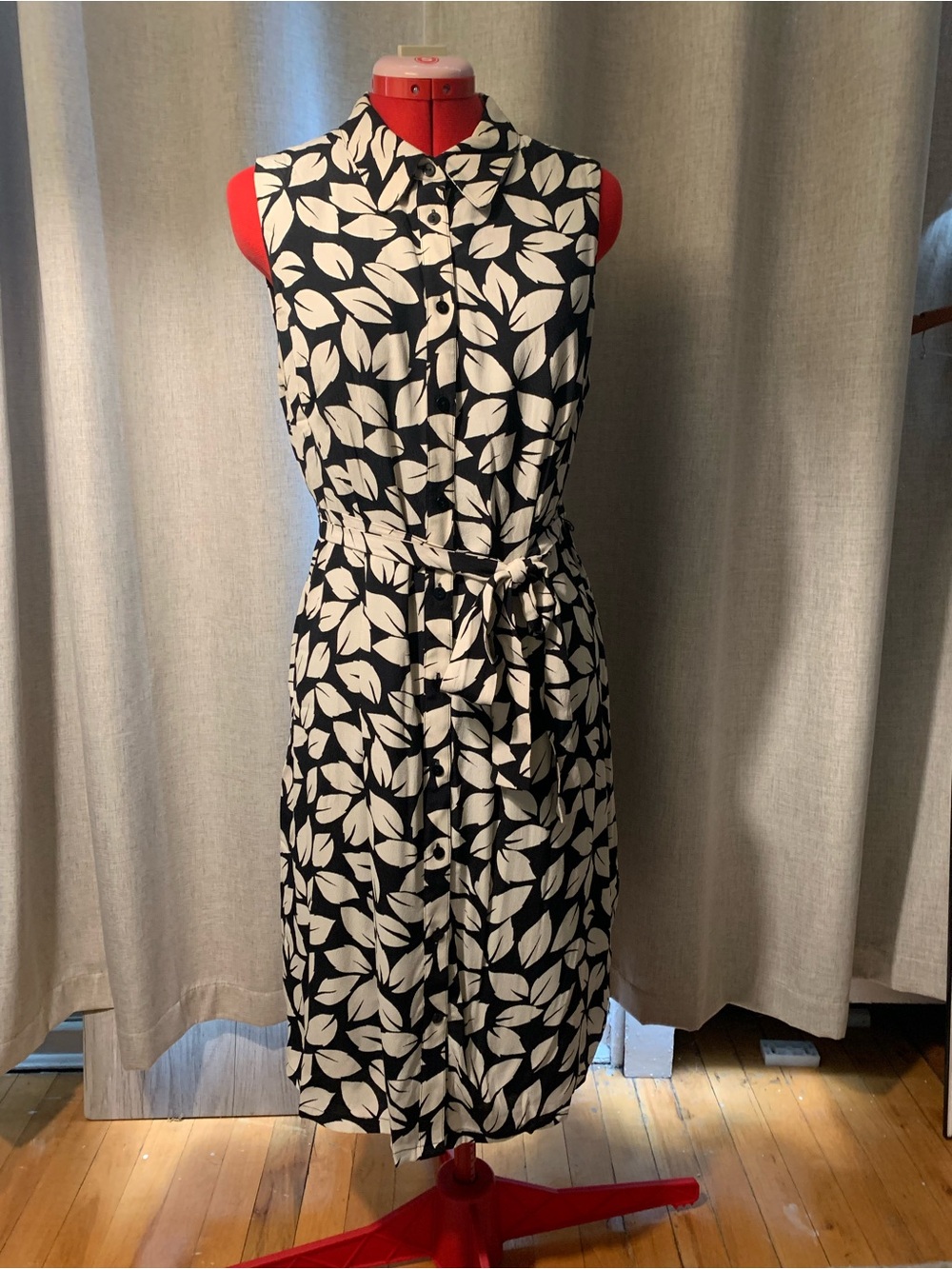 Adrianna Papell Black & White Sleeveless Leaf-Print Midi Dress